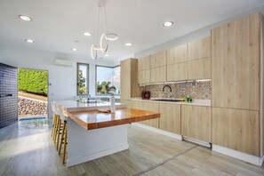 Frigorífico, microondas, placa de cocina y lavavajillas