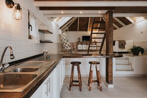 雪櫃、微波爐、焗爐、爐具