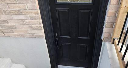 Bright private apartment with parking! Minutes to Shop At Don Mills!