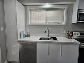 Four à micro-ondes, un four, surface de cuisson, lave-vaisselle