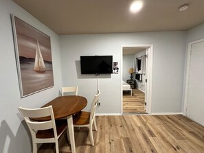 Dining - Suite #8 Amazing Location in Lexington (Lexington)