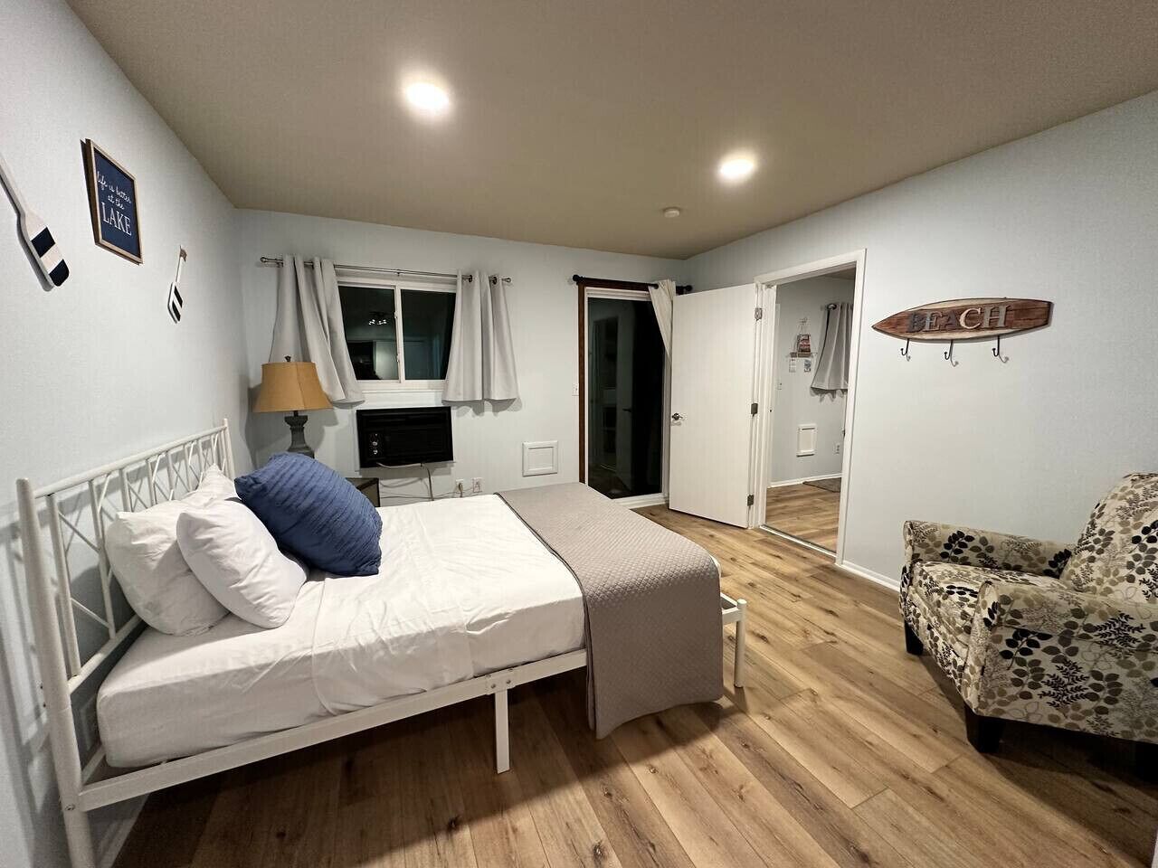 Travel crib, WiFi, bed sheets