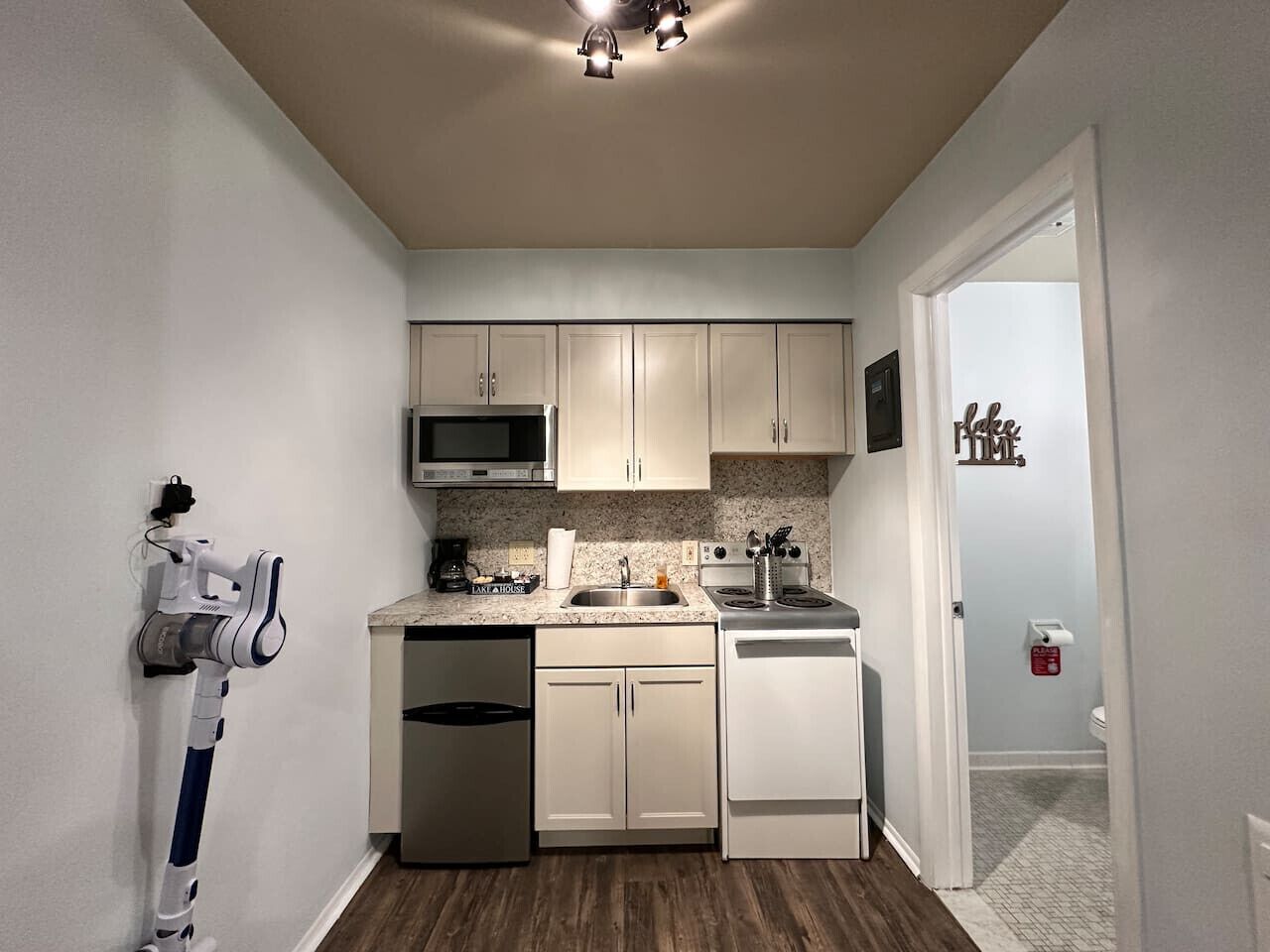 Frigorífic, microones, forn i placa de cuina 