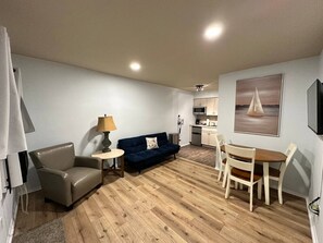 TV, video games, table tennis - Great Lakes Resort - Jr Suite - Suite 5 (Lexington)