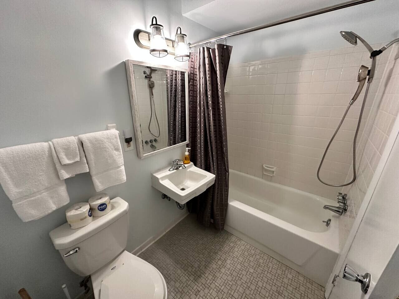 Ein Badezimmer mit Toilette, Waschbecken und Badewanne.