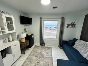 Tv, tv-spel och ett bordtennisbord