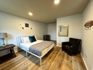 Room - Suite #9 Resort in Lexington with Beach Access (Lexington)