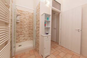 Shower, hair dryer, bidet, towels - Cozy apartment near Gradara, Pesaro, and the beaches. (Tavullia)