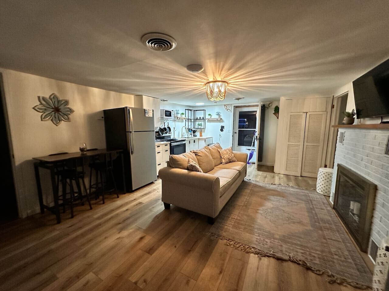 電視、壁爐、電子遊戲、乒乓球設施