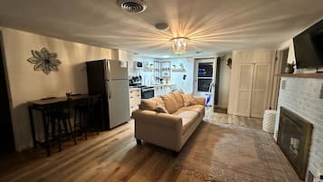 Téléviseur, foyer, jeux vidéo, table de ping-pong