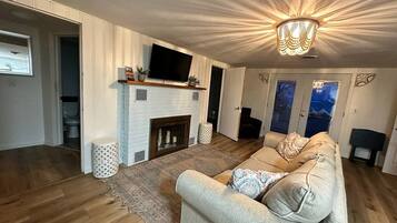 電視、壁爐、電子遊戲、乒乓球設施