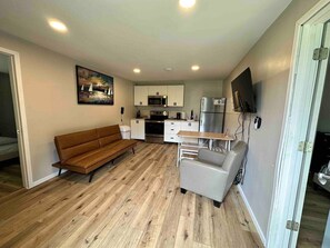 Fernseher, Videospiele, Tischfußball, Tischtennisplatte