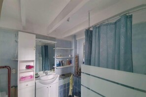 Shower - APPA 12 rue A Daudet les saintes maries de la me (Saintes-Maries-de-la-Mer)