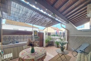 Outdoor dining - APPA 12 rue A Daudet les saintes maries de la me (Saintes-Maries-de-la-Mer)