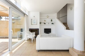 TV, fireplace