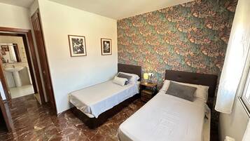 4 bedrooms, iron/ironing board, WiFi, bed sheets