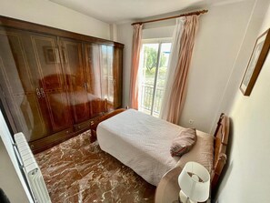 Iron/ironing board, WiFi, bed sheets - Casa Rural Lomalinda: Mountain Views, Wi-Fi, and Air Conditioning (Granada)