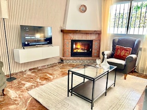 Televisión y chimenea