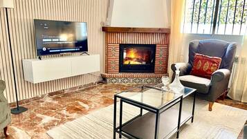 Een televisie en een open haard