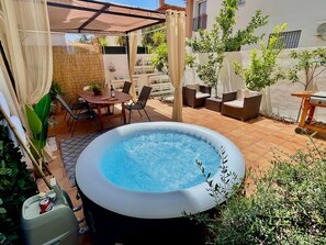 Outdoor dining - Casa Rural Lomalinda: Mountain Views, Wi-Fi, and Air Conditioning (Granada)