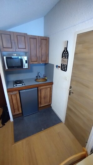 Fridge, microwave, stovetop, coffee/tea maker - Holiday Studio for 4 at the Foot of the Slopes with Mountain View (Auris en Oisans)