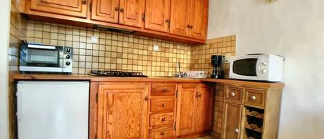Réfrigérateur, micro-ondes, four, grille-pain