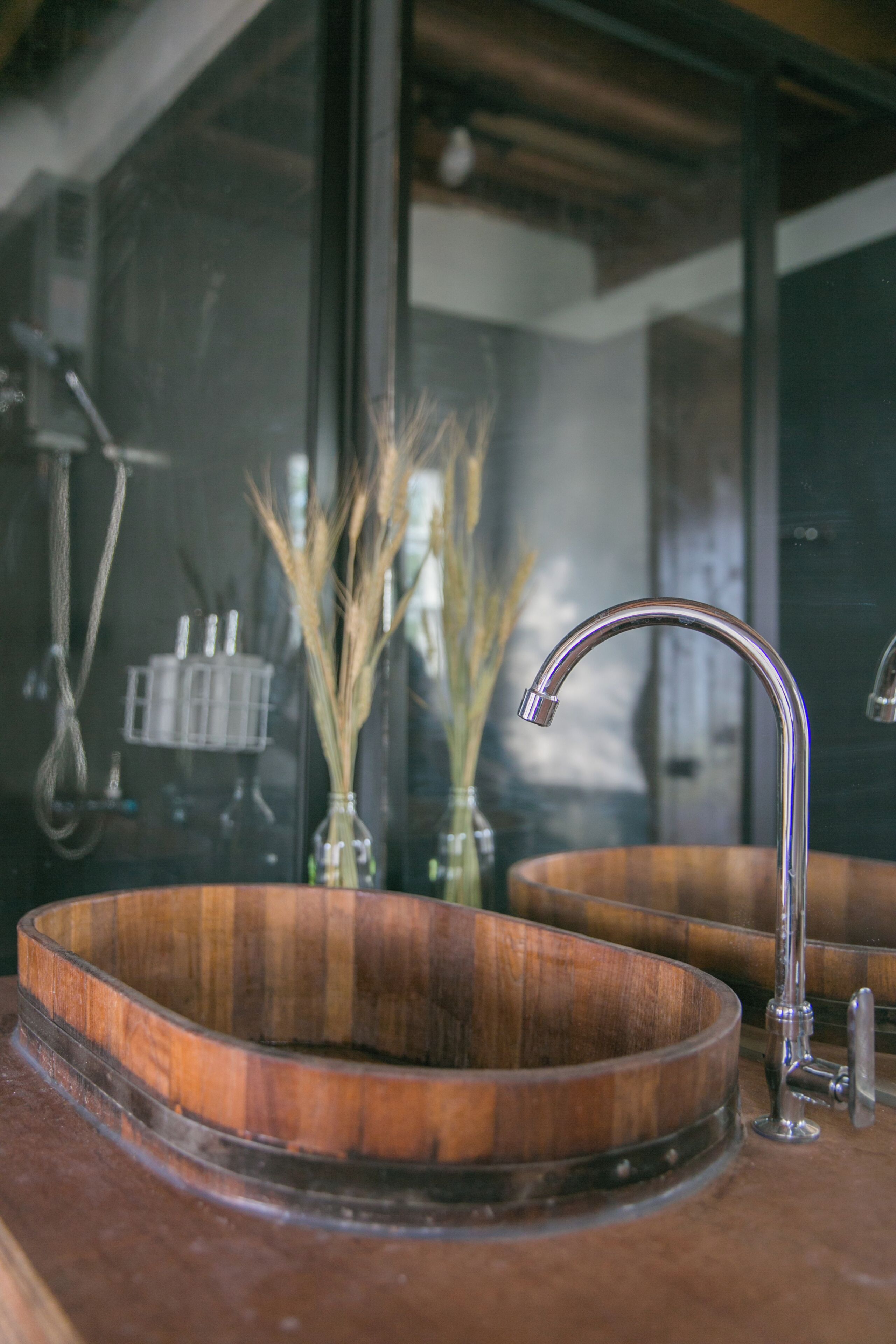 Eenvoudige tweepersoonskamer, uitzicht op bergen | Badkamer | Een douche, een haardroger, handdoeken, zeep