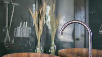 Eenvoudige tweepersoonskamer, uitzicht op bergen | Badkamer | Een douche, een haardroger, handdoeken, zeep