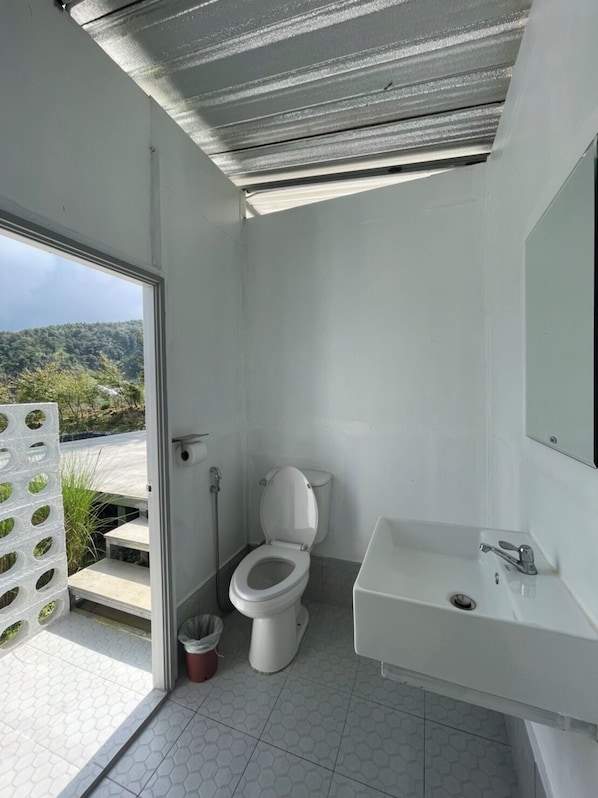 A modern bathroom with a toilet, sink, and shower. - Doi Inthanon Tea Farmstay (Mae Wang)