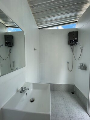 Comfort Tent, 1 Katil Ratu (Queen), Non Smoking, Garden View | Bilik Mandi | Pancuran mandi, pengering rambut, tuala disediakan, sabun 