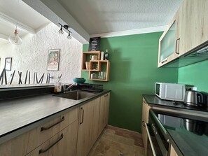 Fridge, microwave, oven, dishwasher - APPA Clarousset 6 Les Saintes Maries de la mer (Saintes-Maries-de-la-Mer)
