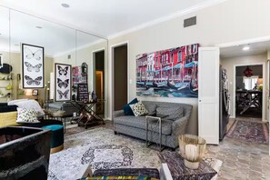 Living area - PET Friendly!! Beautiful Townhome near Highland Park (Dallas)