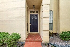 Exterior detail - PET Friendly!! Beautiful Townhome near Highland Park (Dallas)