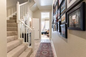 Interior - PET Friendly!! Beautiful Townhome near Highland Park (Dallas)