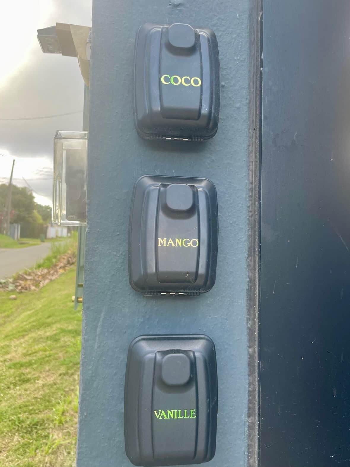A control panel with buttons labeled 'COCO,' 'MANGO,' and 'VANILLE.'
