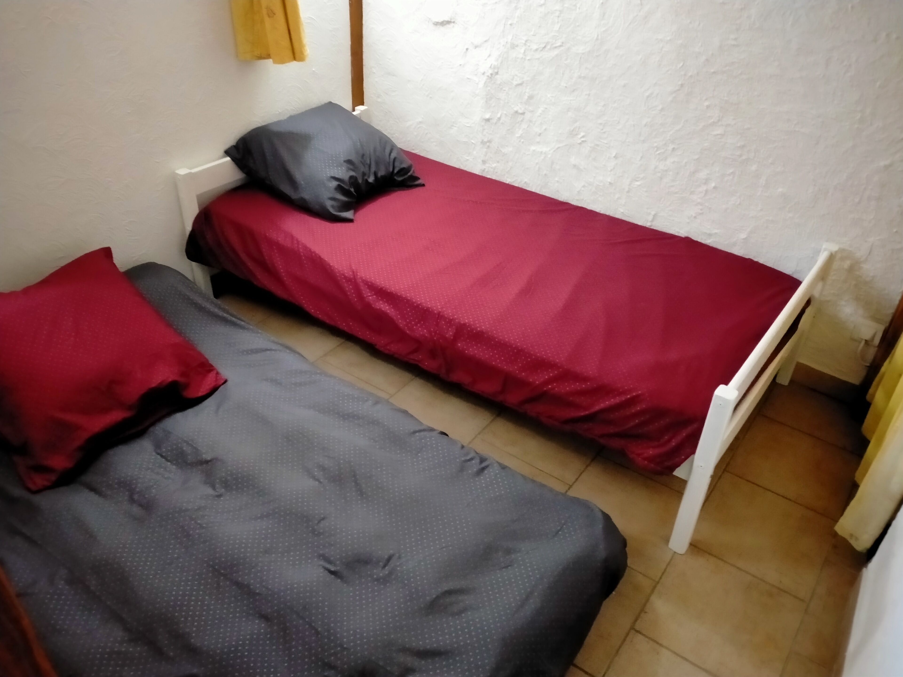 Een strijkplank/strijkijzer, beddengoed