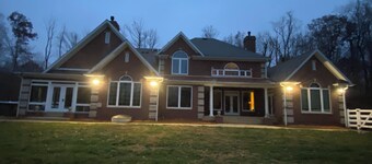 Spacious 7-bedroom country house in peaceful country setting outside Greencastle