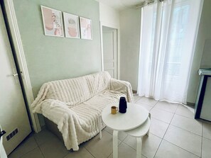 Living area - Family suite in old Paris (Paris)