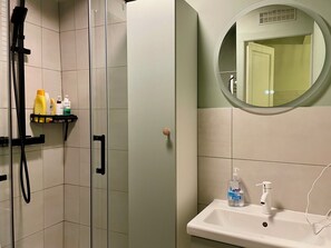 Shower, hair dryer, towels, soap - Family suite in old Paris (Paris)