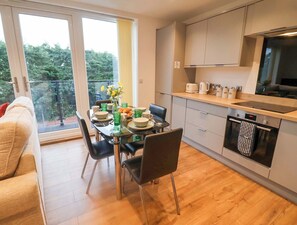 Batterie de cuisine, vaisselle et ustensiles