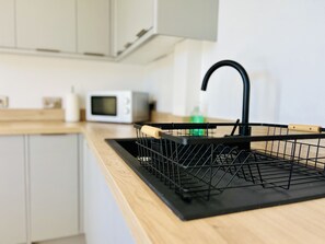 Batterie de cuisine, vaisselle et ustensiles