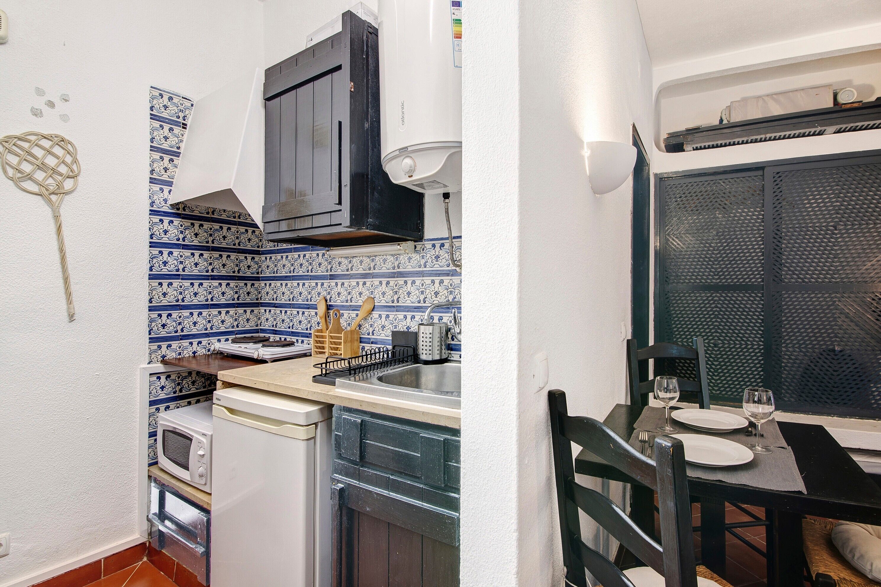 Køleskab, mikrobølgeovn, kogeplade, kaffe-/temaskine