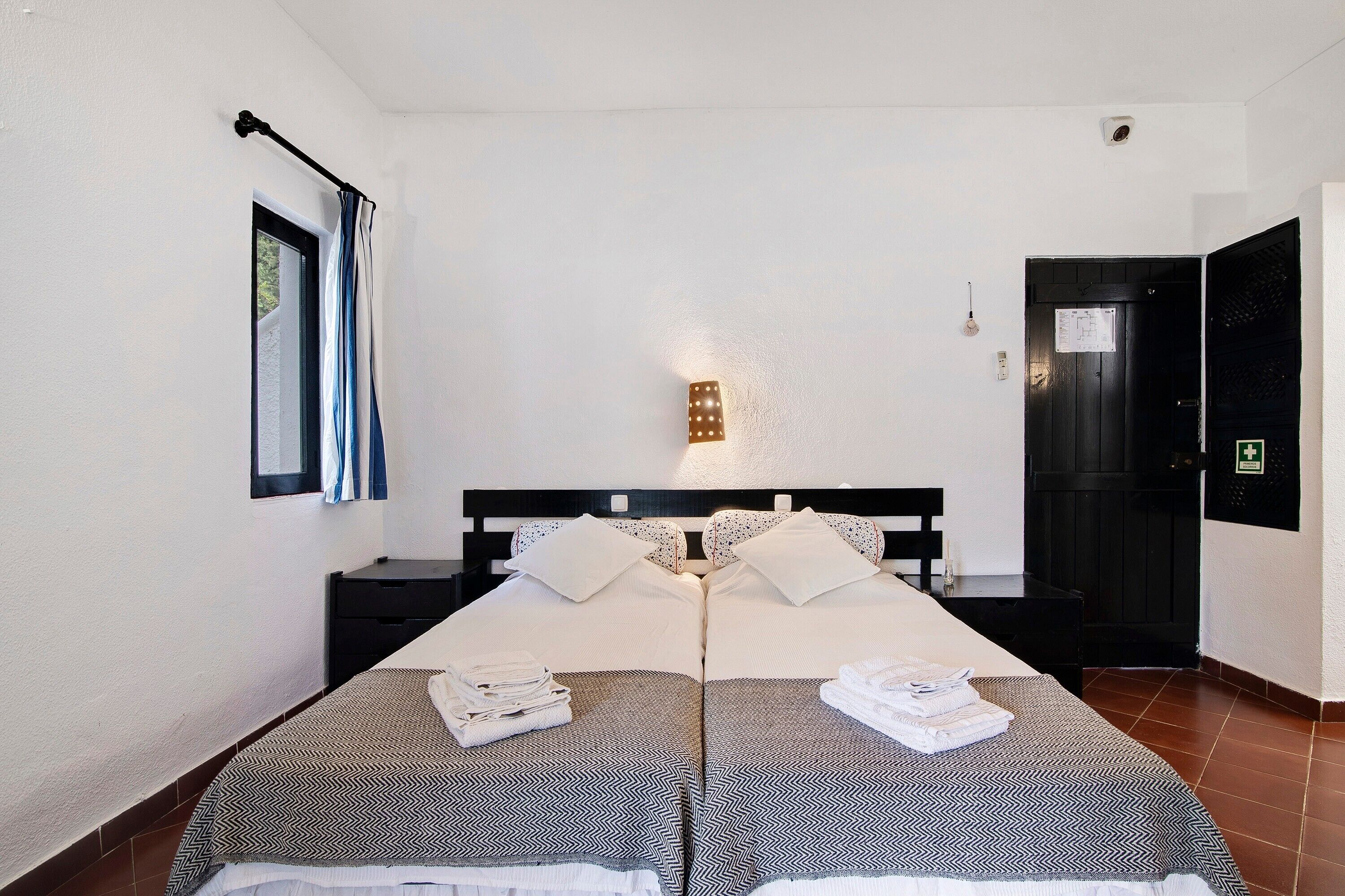 Silitysrauta/-lauta, Wi-Fi, vuodevaatteet