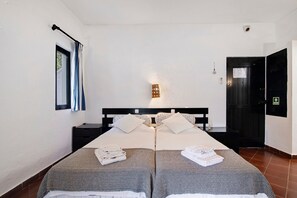 Tabla de planchar con plancha, wifi y ropa de cama