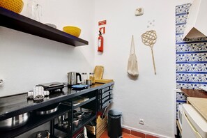 Refrigerador, microondas, parrilla de estufa y cafetera y tetera