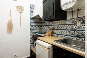 Kühlschrank, Mikrowelle, Herdplatte, Wasserkocher mit Kaffee-/Teezubehör