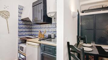 KylskÄp, mikrovÄgsugn, spishÀll och kaffe- och tebryggare