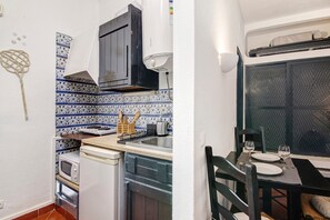 Jääkaappi, mikroaaltouuni, liesi, kahvin-/teenkeitin