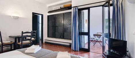 Iron/ironing board, WiFi, bed sheets