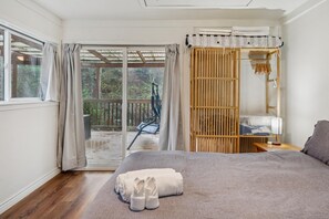 Desk, WiFi, bed sheets - Le Petit Chalet | Glen Ellen (Glen Ellen)